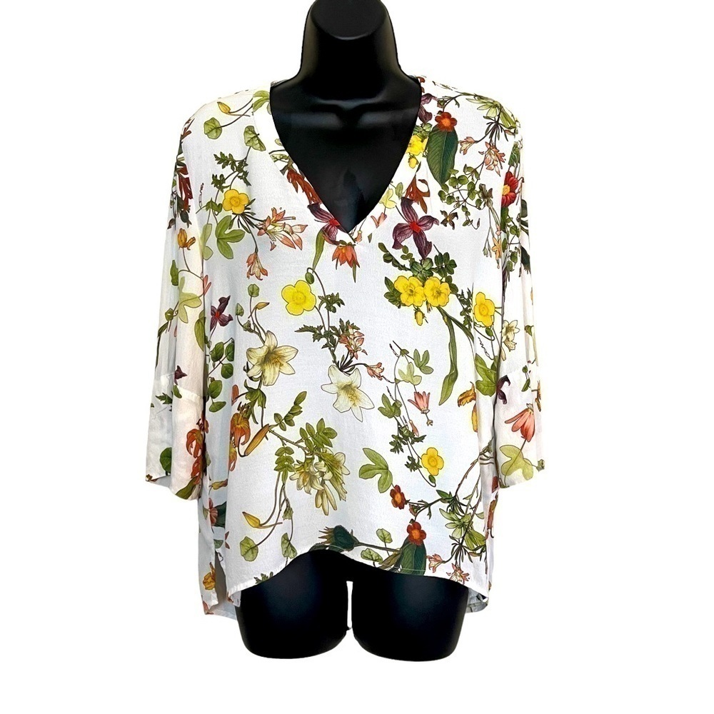 Euc Zara Woman 3/4 sleeve top, floral, v-neck, white/multicolour, size Small.